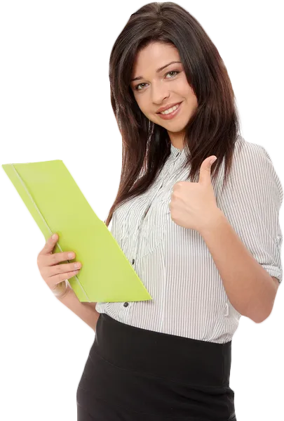 nasmejana mlada devojka poslovnog izgleda pokazuje palac na gore držeći u drugoj ruci žutu fasciklu